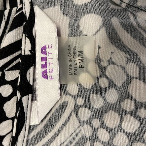 Alia Petite Women's V Neck Top Size PM Black White Patterned Polyester Blend - Picture 4 of 4